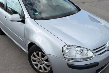 VW Golf 144.000 km 5.900 &euro; Trisching 92546
