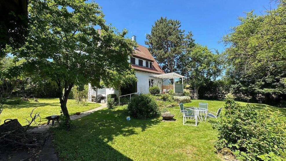 Freestanding single family house with very big yard in Musberg! Freistehendes EFH in Musberg mit sehr gr. Garten zu vermieten.
