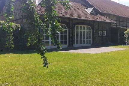 Fachwerkhaus am Rande einer denkmalgeschützten Gutshofanlage