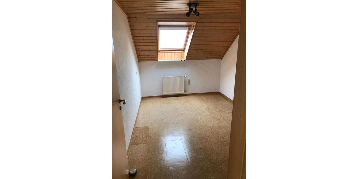 Helle 4-Zi DG Wohnung, Stellplatz Balkon Tageslichtbad EBK 4 zimmer
