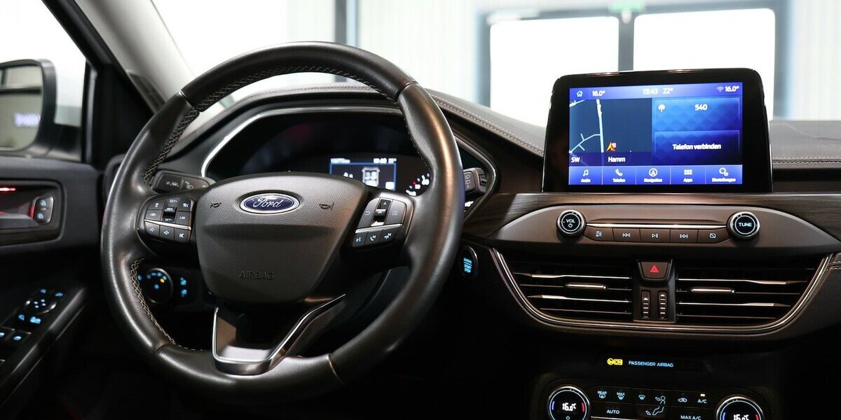 Ford Focus Tunier 1.5 EB VIGNALE / PANORAMA,LED,LEDER 138.000 km 14.991 &euro; Hamm 59077