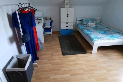 Vollmöbliertes helles WG-Zimmer in 3er WG