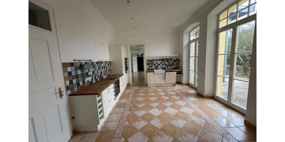 helle und geräumige 2-Zimmer Wohnung ca 140 qm 2 zimmer