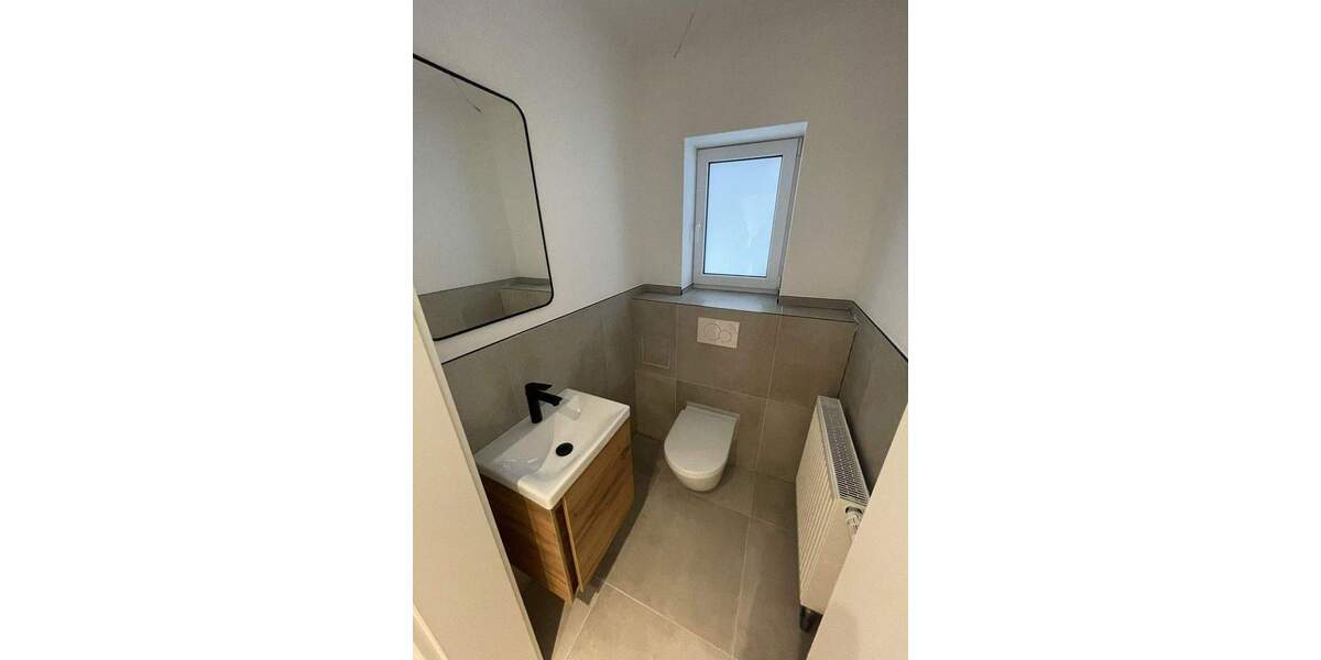 Hochwertige, energetisch sanierte 5-Zimmer-EG-Wohnung mit Balkon, Garten u. 2 Garagenstellplätzen 5 zimmer