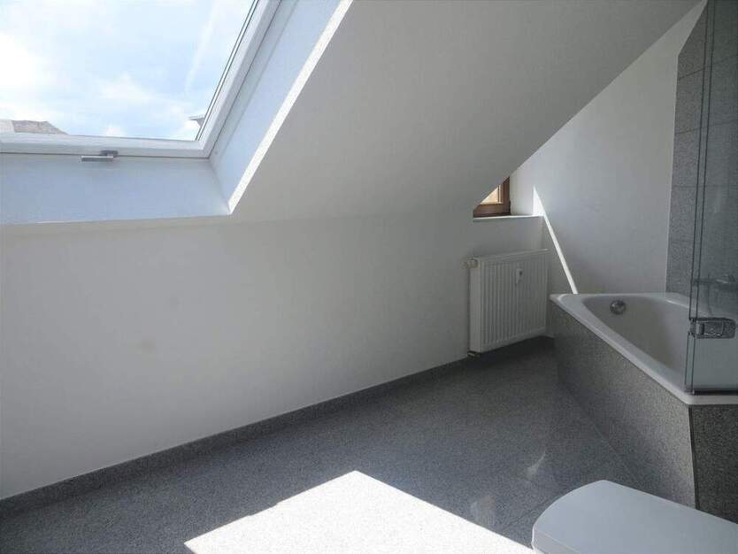 Moderne, sehr gemütliche 1-RaumWohnung im Dachgeschoss mit Tageslichtbad