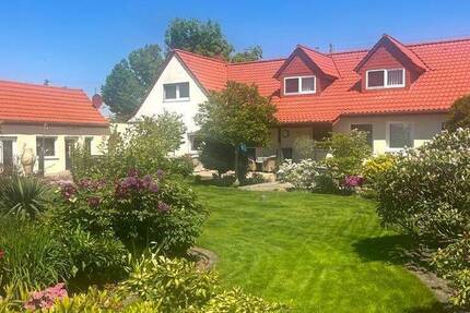 Anspruchsvolles EFH - ehem. Praxis mit Wohnhaus, Keller, Gartenhaus, GarageCarport + toller Garten!