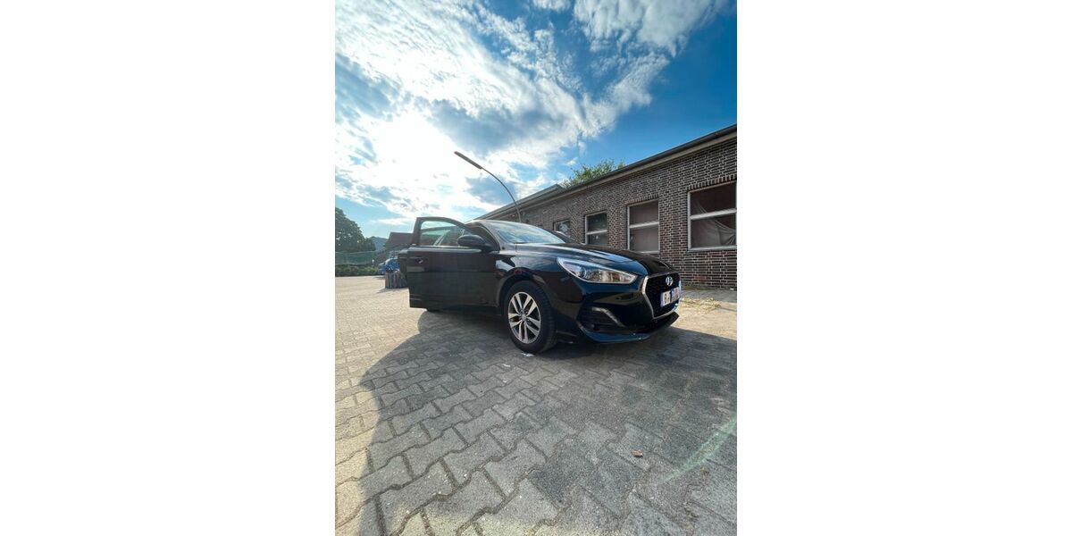 Hyundai i30 71.000 km 11.900 &euro; Berlin 10825