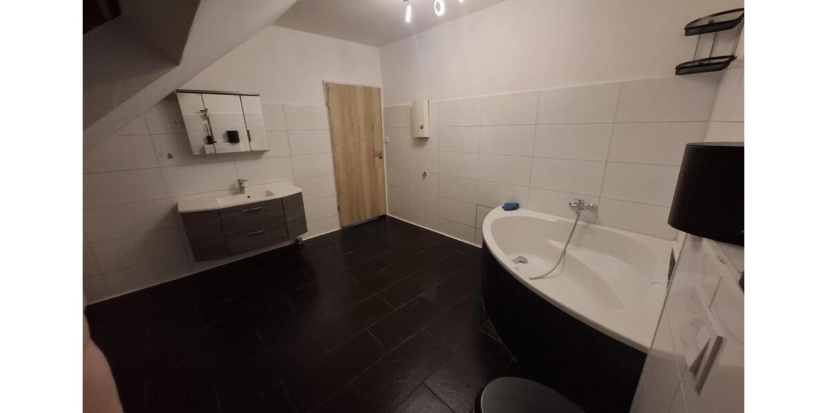 Dachgeschoßwohnung Essen Stadtbezirk VI - 2.5 Zimmer, 75 m&sup2;, 600&euro; | Angebot:25552920