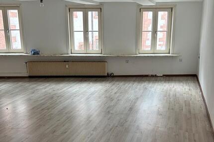 3-Zimmer-Wohnung mit Balkon, 100 m² im 1. OG zimmer