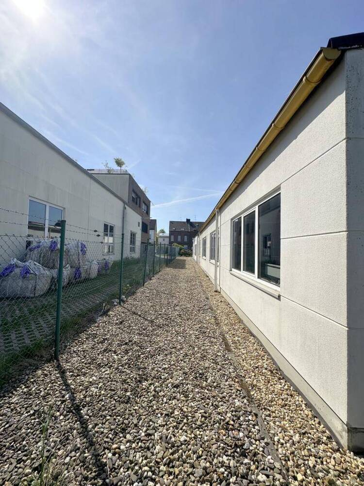 ***Lagerhalle, Büros, Parkflächen, Ausbaureserve, große Freifläche...in MG-Giesenkirchen***