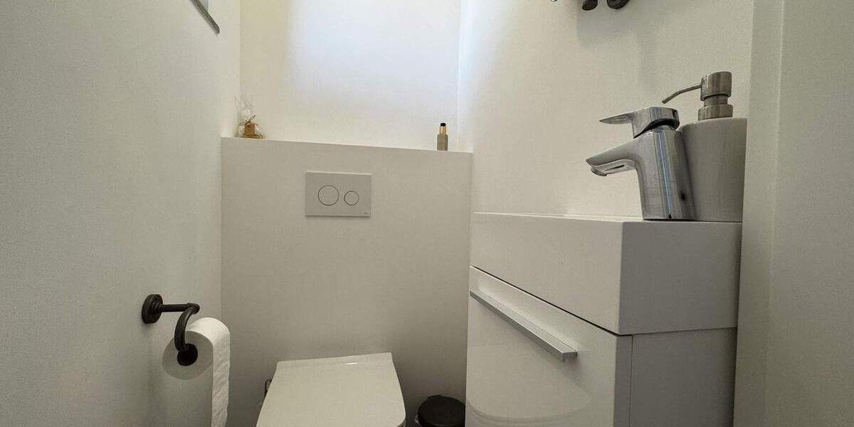 In Toplage - Saniertes großes Zweifamilienhaus mit parkähnlichem Garten und Platz für Ihre Autos... 8 zimmer