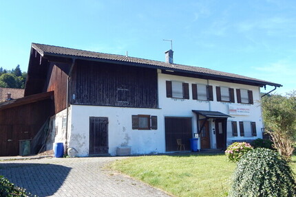 Bauernhaus – teilsaniert, als Ein- oder Zweifamilienhaus nutzbar, in ruhiger Lage in Oberteisendorf 8 zimmer