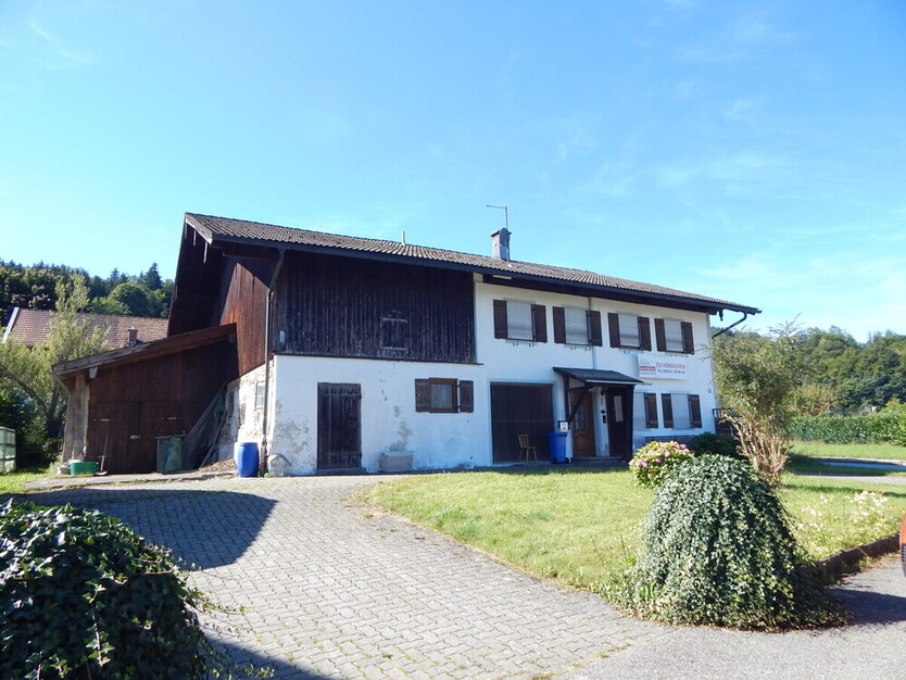 Bauernhaus – teilsaniert, als Ein- oder Zweifamilienhaus nutzbar, in ruhiger Lage in Oberteisendorf 8 zimmer