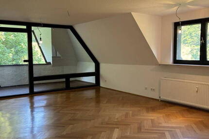 Außergewöhnliche 2-Zimmer-Dachgeschoßwohnung mit geh. Innenausstattung, Loggia und Küche am LSG