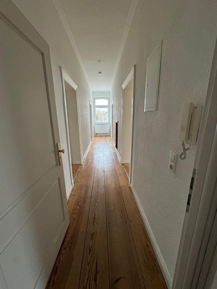 3-Zimmer Wohnung - Altbau mit Einbauküche u. Badewanne