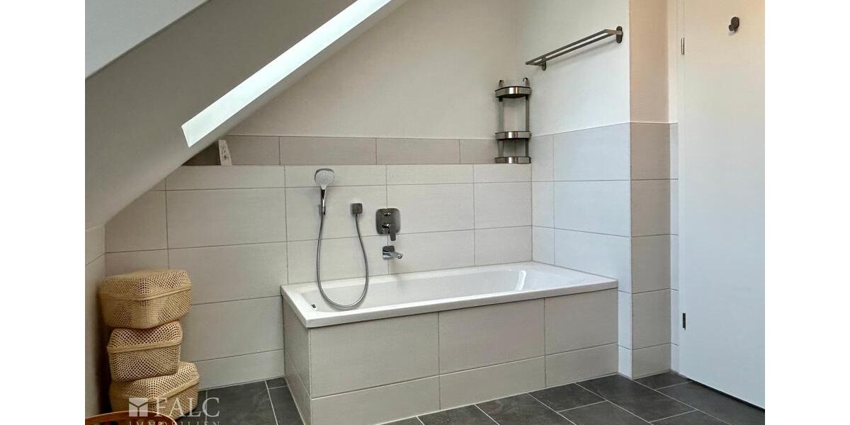 Energieeffiziente Dachgeschosswohnung - möbliert zu vermieten! 2 zimmer