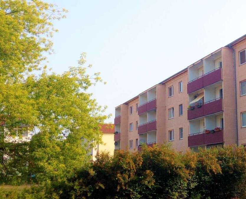 NEU -frisch renoviert. Gut geschnittene 4 Zimmer mit Balkon und Einbauküche! 4 zimmer