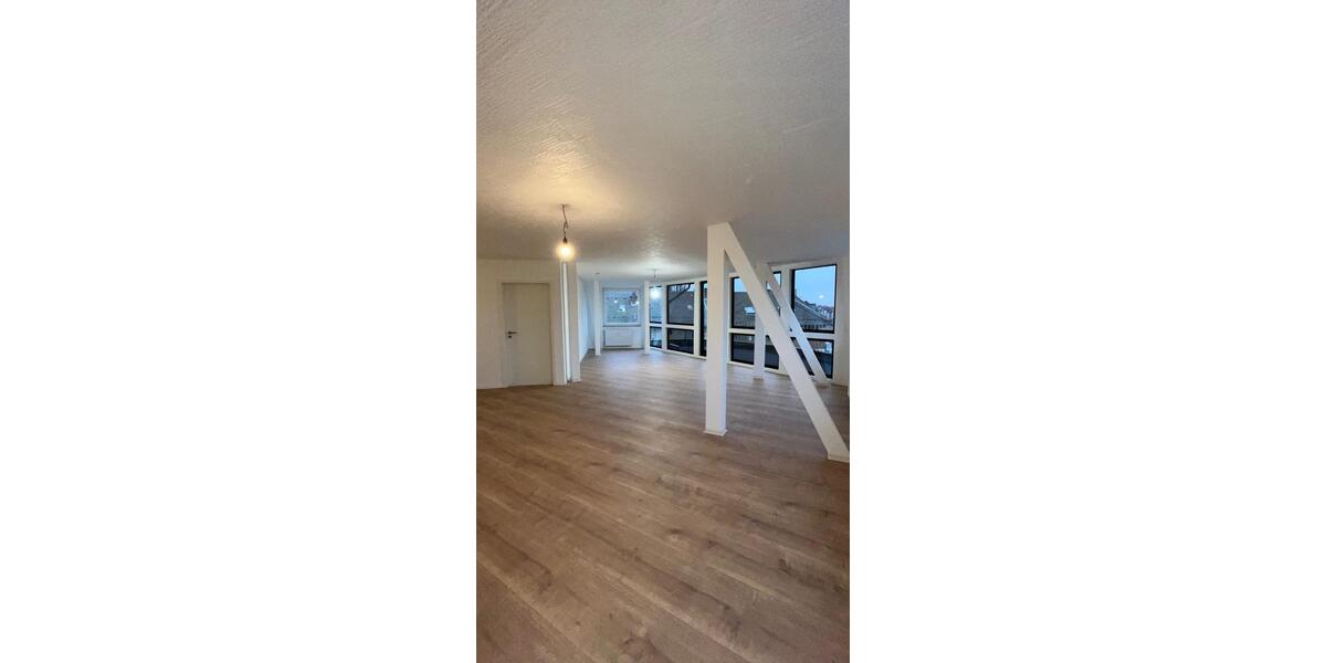 Dachgeschoßwohnung Duisburg Mittelmeiderich - 5 Zimmer, 140 m&sup2;, 1.050&euro; | Angebot:24681764