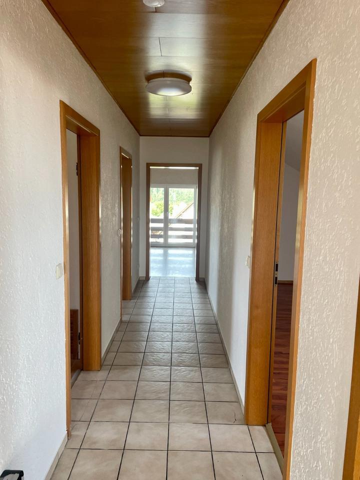 Helle 4-Zimmer-DG-Wohnung mit EBK – perfekt für Familie oder Home zimmer
