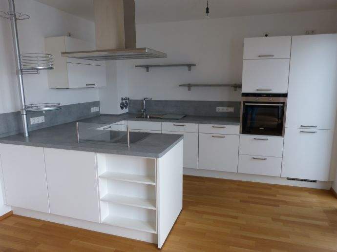 Hochwertig ausgestattete 2 Zimmer-Wohnung mit moderner Einbauküche, Parkettboden, sehr schönem Balkon, Duschbad, Aufzug + TG-Stellplatz 2 zimmer