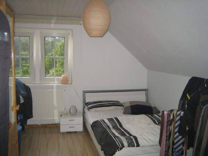 Zum Verkauf bieten wir an: ein großes Wohnhaus (Altbau) mit 3 Wohnungen und 2 Garagen in stadtnaher Wohnlage