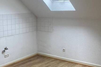 Dachgeschoßwohnung (3 ZKB) in ruhiger Lage von Scheidt (Uni Nähe), Eichendorffstraße 11