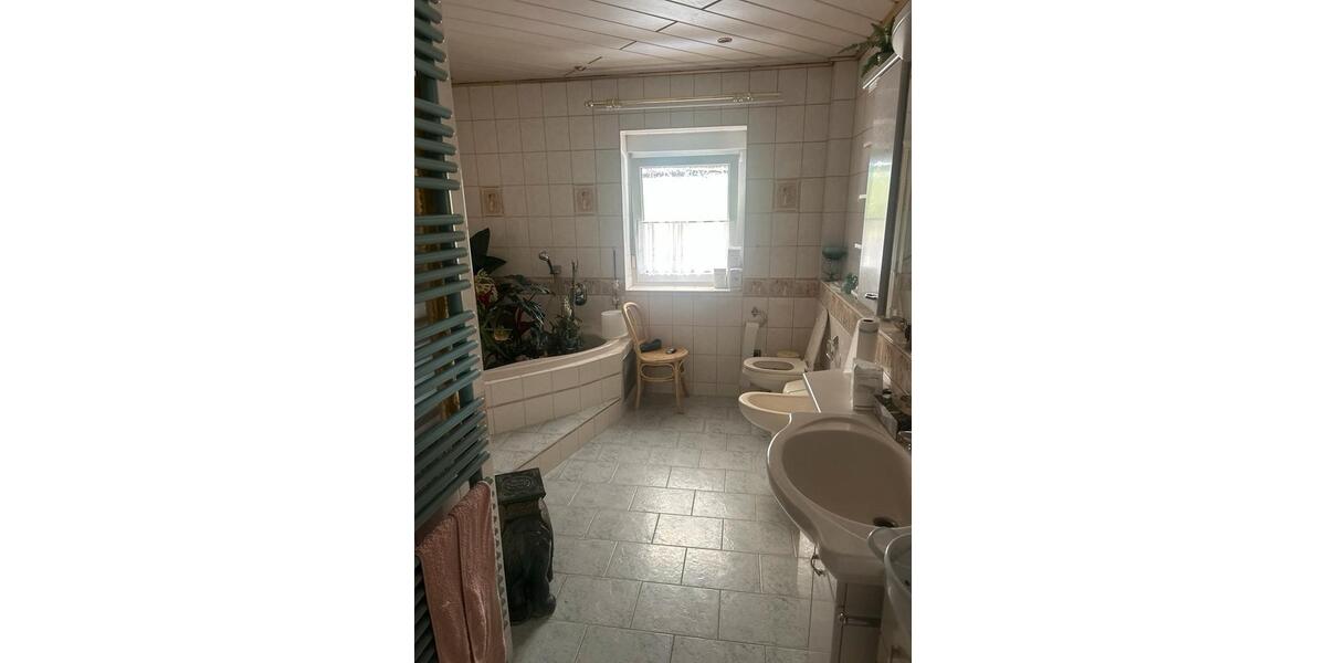 Etagenwohnung Auerbach in der Oberpfalz - 3 Zimmer, 130 m&sup2;, 900&euro; | Angebot:26499820