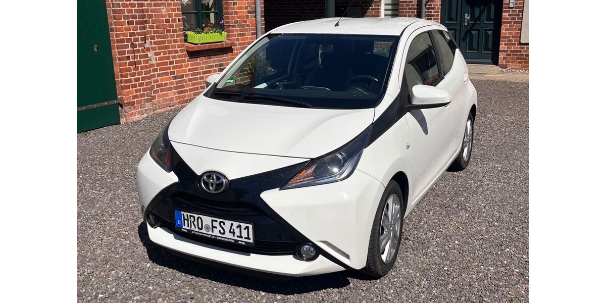 Toyota Aygo (X) 110.000 km 7.400 &euro; Röbel 17207