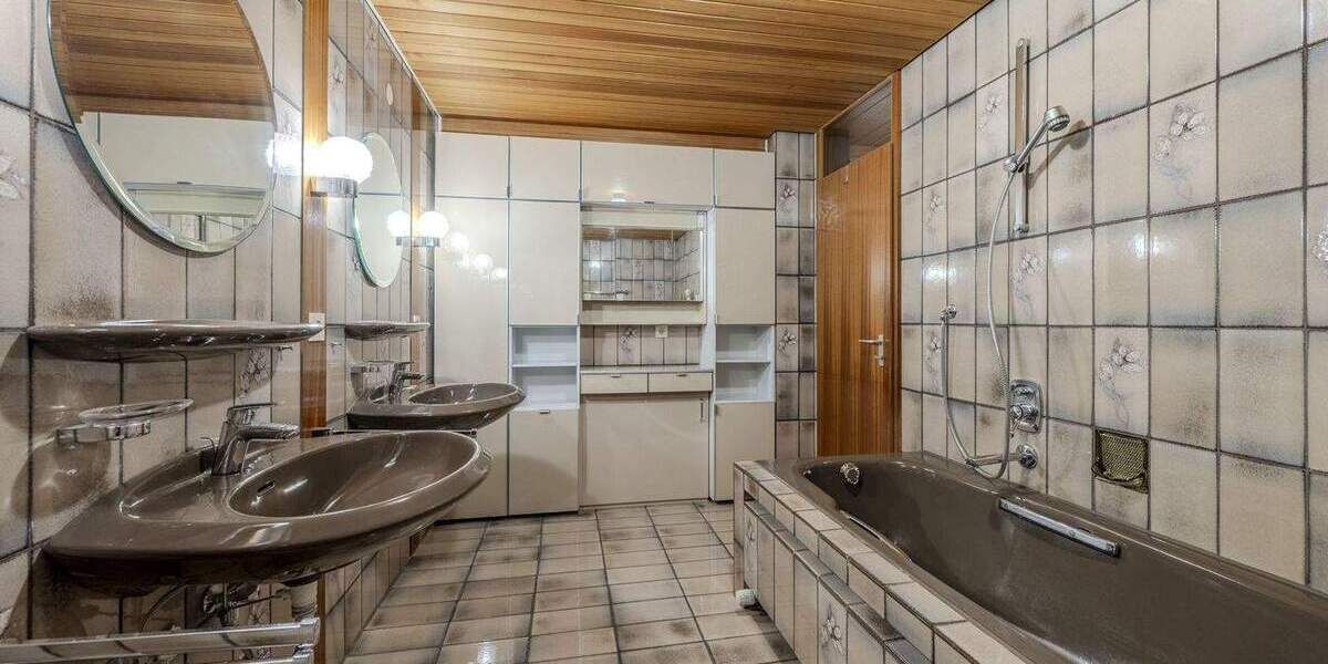 Einfamilienhaus mit Pool, Einliegerwohnung und weitläufigem Grundstück 7 zimmer