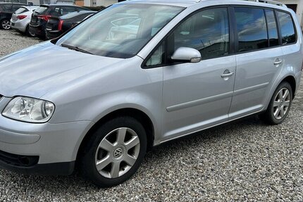 VW Touran 2.0 TDI Highline 7-Sitzer Tempomat AHK 220.000 km 2.200 € Altdorf 84032