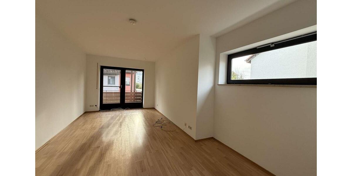 Großz. DHH beste Lage, ca. 130 m² Wfl., 5 Zi., Bj. 1983, Kanal nur 50 m entfernt, Garage + Carport ! 5 zimmer