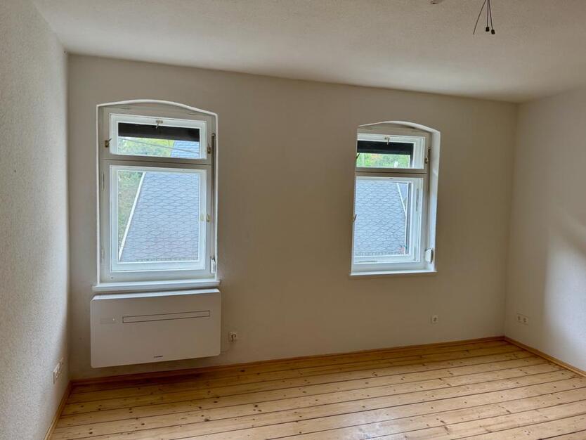 Frisch sanierte 2-Zimmer-Wohnung mit Holzdielen, Fensterbad