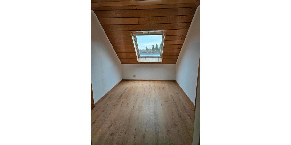 Dachgeschoßwohnung Overath - 4 Zimmer, 83 m&sup2;, 800&euro; | Angebot:25961541