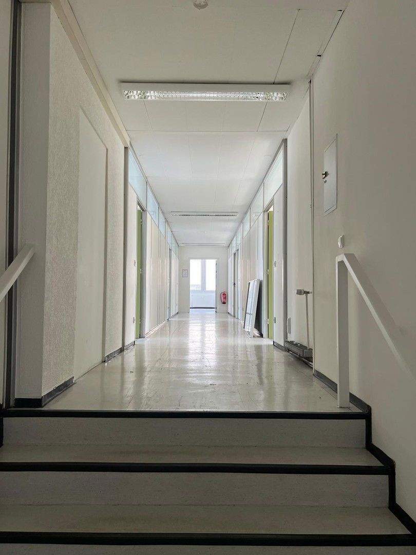 Geräumige Büro Praxisfläche im EG zimmer