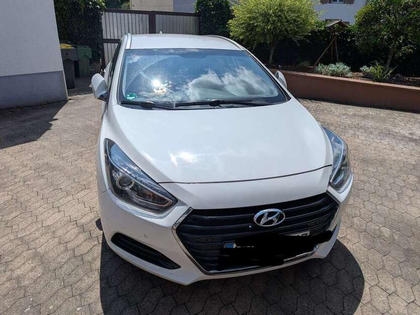 Hyundai i40 195.000 km 8.100 € Saarbrücken 66130