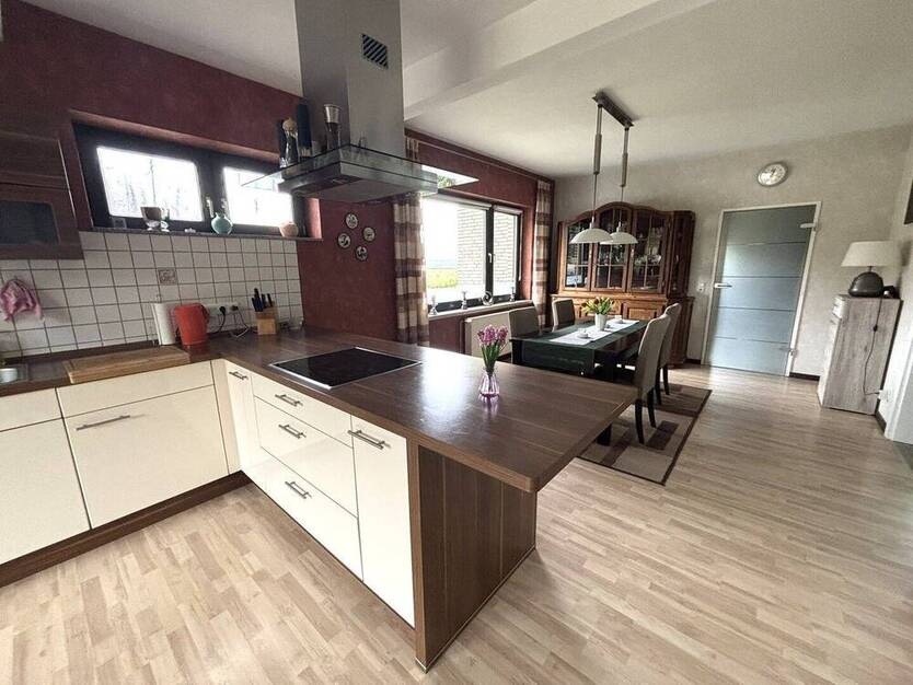 Großzügiger, freistehender Bungalow mit zwei Doppelgaragen, Werkhalle und Aussicht ins Grüne