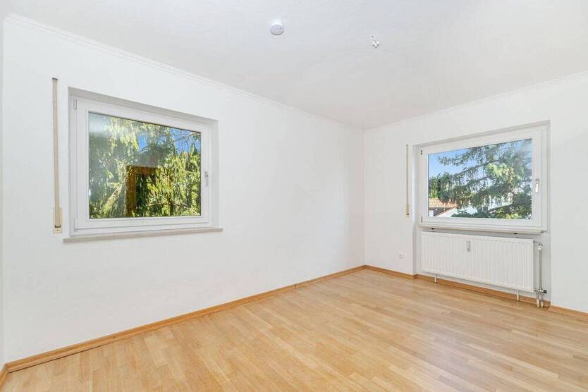 Großzügige und sehr gepflegte 4-Zimmer-Wohnung mit 2 Balkonen und Einbauküche.