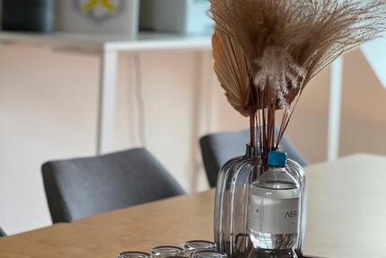 Lichtdurchfluteter Seminar- & Workshopraum am Wochenende mieten - All-in-Miete zimmer