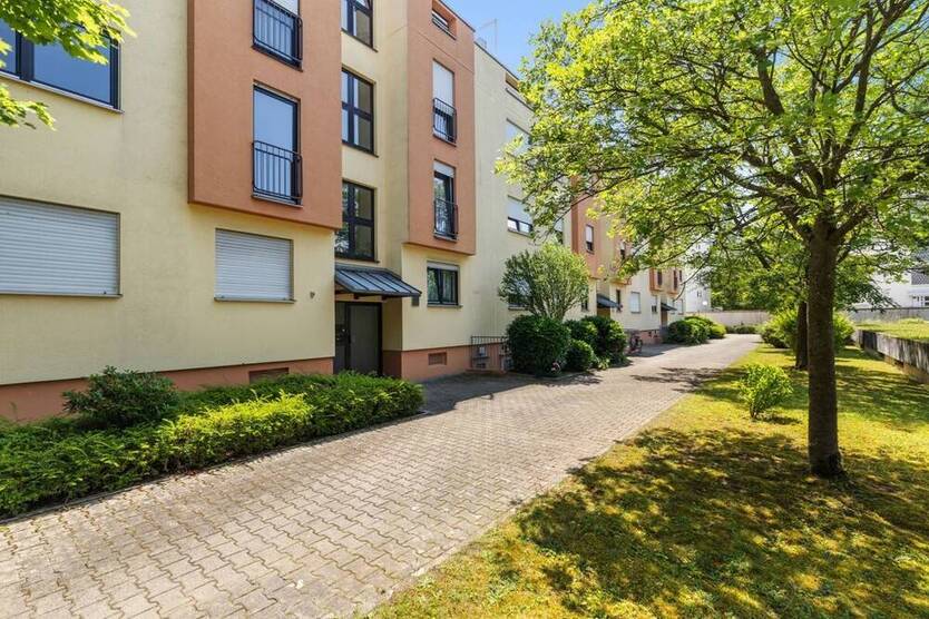Renovierungsbedürftige 3-Zimmer-Wohnung mit Loggia und Tiefgaragenstellplatz im 1. Obergeschoss