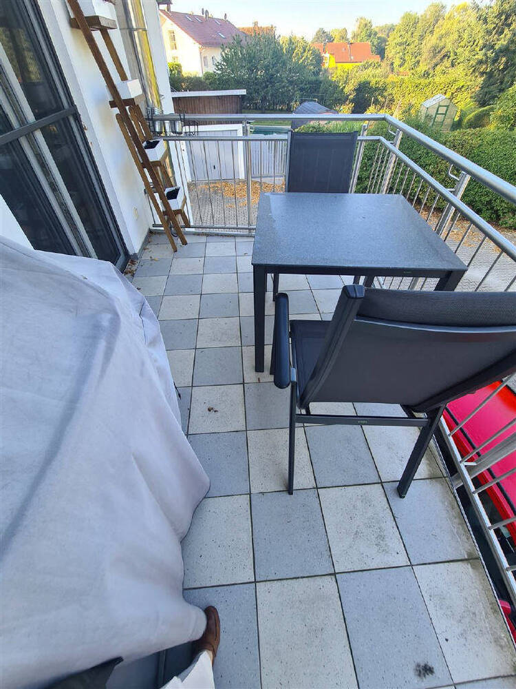 Ideal für Paar! 5 Zimmer Wohnung im ersten OG mit Balkon