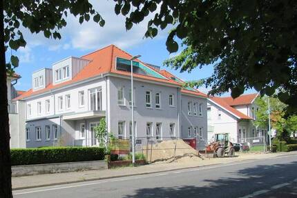 Neubau Erstbezug - Attraktive 2 Zi.- OberWohnung mit Einbauküche, Balkonterrasse und Pkw-Stellplatz