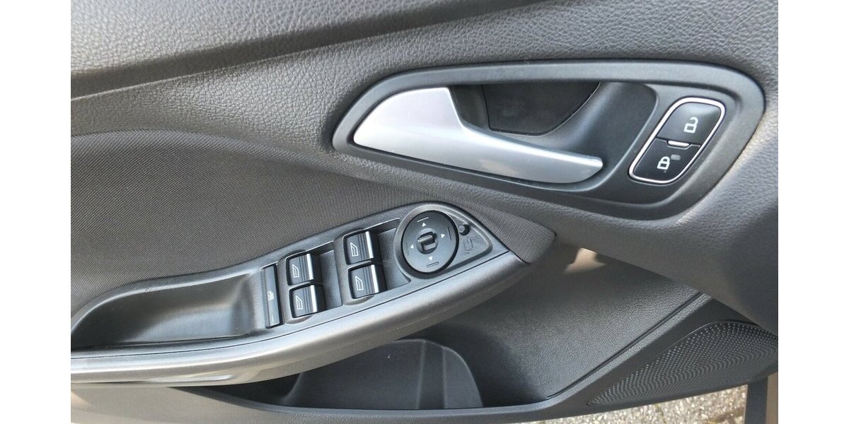 Ford Focus KLIMAUTOMATIK PARKPILOT 4-TÜRIG 118.919 km 6.998 &euro; Köln 50858