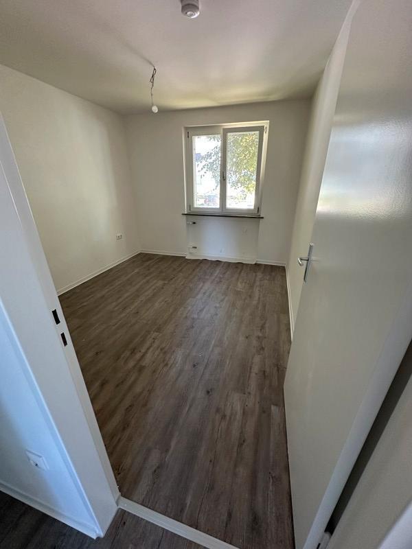 1. OG 5 Zimmer ab sofort (frisch saniert) zimmer