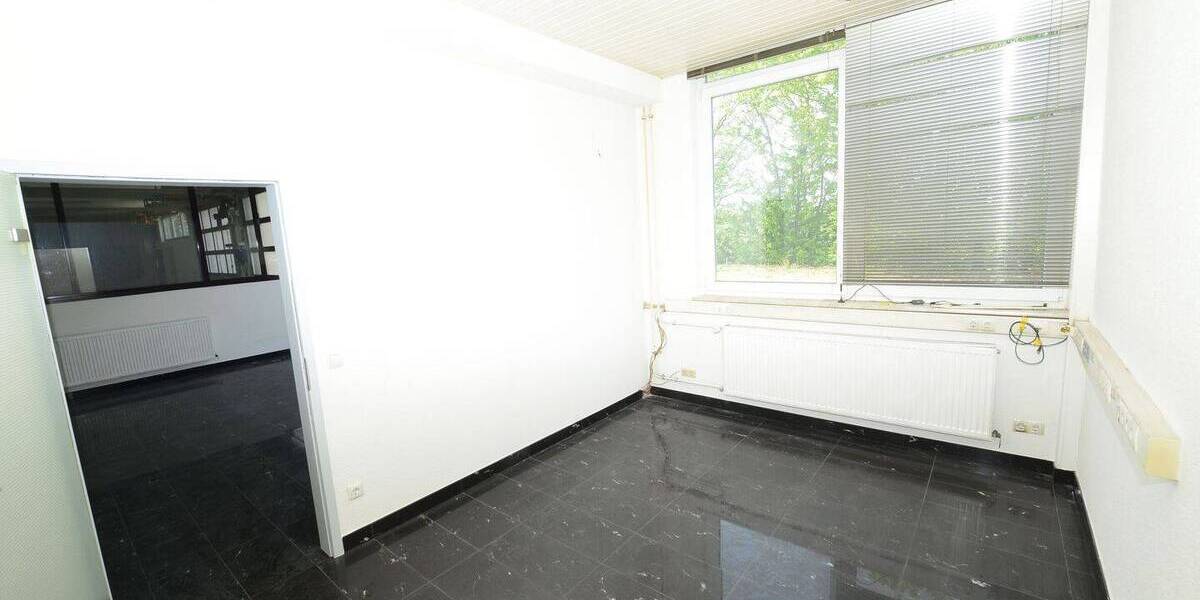 3-D-Virtual-Tour! Große renovierte Halle mit Büroflächen in Höchberg, verkehrsgünstig gelegen zimmer