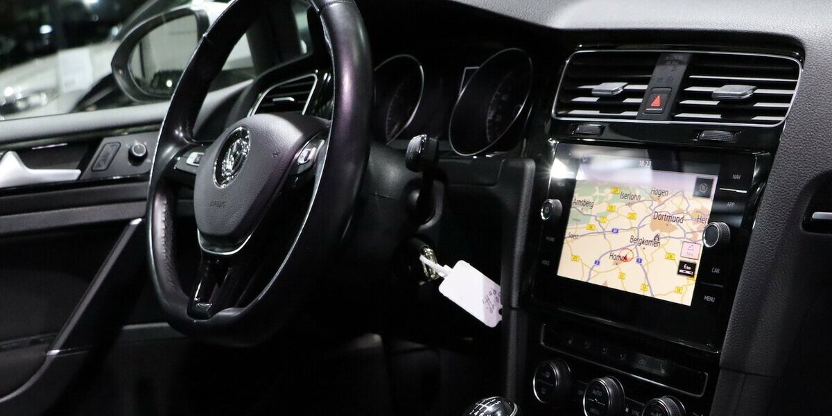 VW Golf VII 1.5 TSI HIGHLINE R-LINE SPORT BLACK LED 192.000 km 10.677 &euro; Hamm 59077