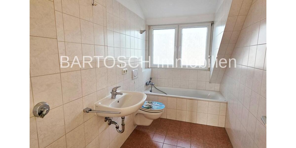 **3 Zimmer Dachgeschosswohnung mit Weitblick und Küchenzeile** 3 zimmer