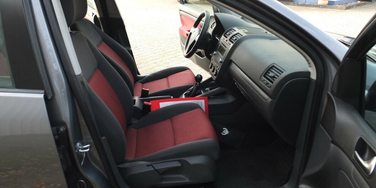 VW Golf TRENDLINE KLIMAAUTOMATIK 5-TÜRIG 132.115 km 4.904 &euro; Köln 50858