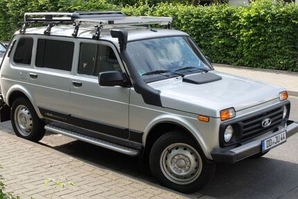 Lada Niva 30.600 km 14.600 € Dresden 01309