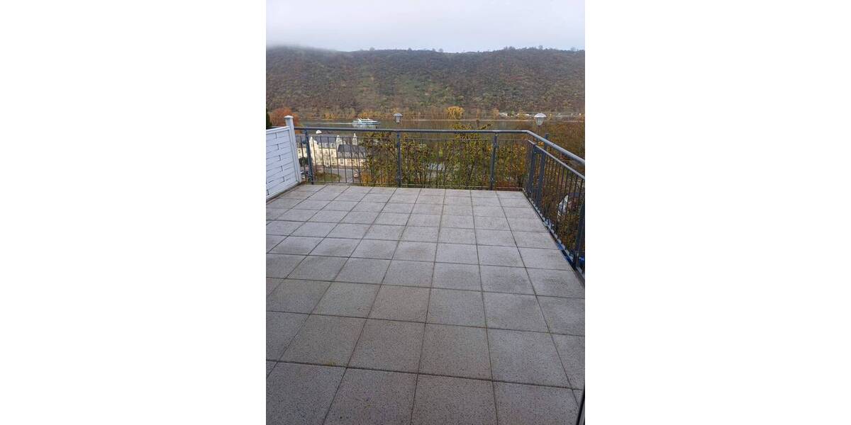 zur Vermietung steht eine neu renovierte Terrassenwohnung 2 zimmer