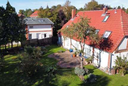 Haus zum Kaufen in Laage 374.700 € 379 m²